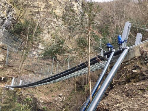 Ponte tibetano con tubi Pertica Bassa