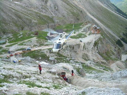 Posa tubazioni rifugio Re Alberto